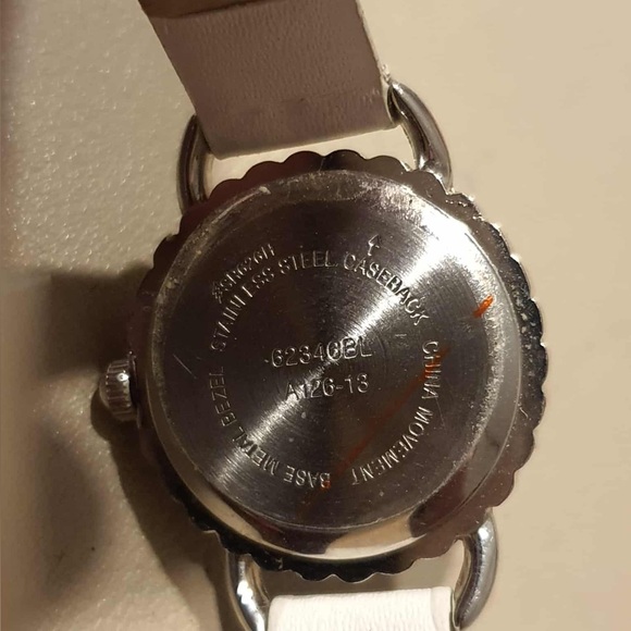 🦋10/$20🦋 Silver/White Leather Women's Watch - Picture 4 of 4